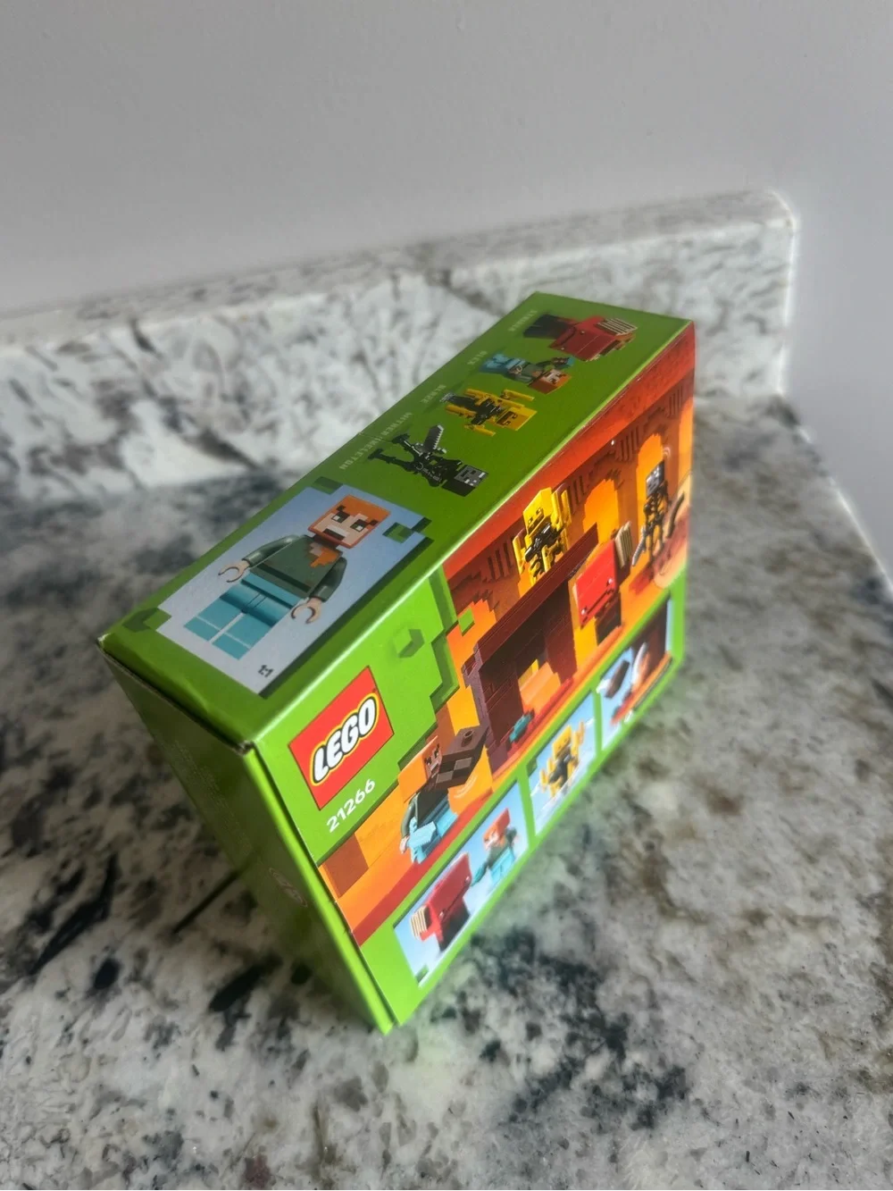 LEGO Minecraft The Nether Lava Battle (21266) 99pcs Alex 6+ Separator